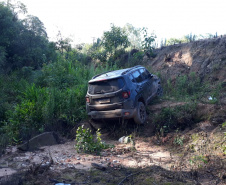  PM encontra carro capotado com mais de 100 quilos de maconha em Campo Largo, na RMC 