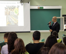Forças de segurança envolvidos no Projeto-Piloto Em Frente Brasil ministram palestra para 130 alunos em São José dos Pinhais, na RMC