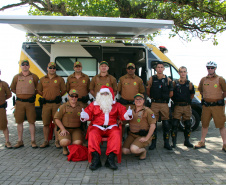  PM promove ação de Natal e encanta veranistas com entrega de doces e pintura de rosto em Guaratuba (PR), no Litoral do estado 