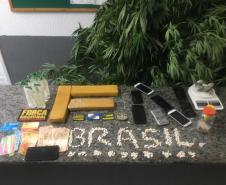 Policiais do projeto-piloto Em Frente Brasil prendem cinco pessoas e apreendem grande quantidade de drogas em São José dos Pinhais, na RMC