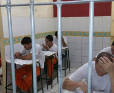 Provas do Enem são aplicadas aos privados de liberdade de todo o Paraná