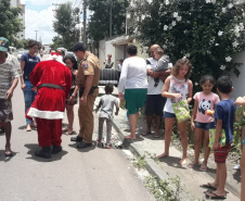  PM arrecada mais de 300 brinquedos e entrega para crianças de diversos bairros de Curitiba 