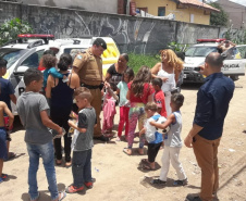  PM arrecada mais de 300 brinquedos e entrega para crianças de diversos bairros de Curitiba 