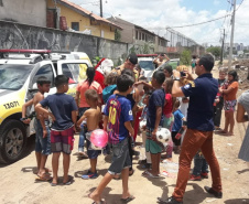  PM arrecada mais de 300 brinquedos e entrega para crianças de diversos bairros de Curitiba 