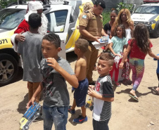 PM arrecada mais de 300 brinquedos e entrega para crianças de diversos bairros de Curitiba 