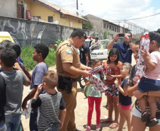  PM arrecada mais de 300 brinquedos e entrega para crianças de diversos bairros de Curitiba 