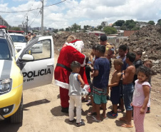  PM arrecada mais de 300 brinquedos e entrega para crianças de diversos bairros de Curitiba 