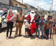  PM arrecada mais de 300 brinquedos e entrega para crianças de diversos bairros de Curitiba 