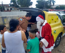 PM arrecada mais de 300 brinquedos e entrega para crianças de diversos bairros de Curitiba 