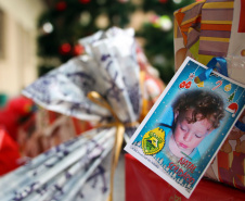 Natal Solidário da PM presenteia mais de 180 crianças com brinquedos, brincadeiras e Papai Noel em Curitiba (PR) 
