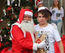 Natal Solidário da PM presenteia mais de 180 crianças com brinquedos, brincadeiras e Papai Noel em Curitiba (PR) | Secretaria da Segurança Pública Natal Solidário da PM presenteia mais de 180 crianças com brinquedos, brincadeiras e Papai Noel em Curitiba (PR) | Secretaria da Segurança Pública