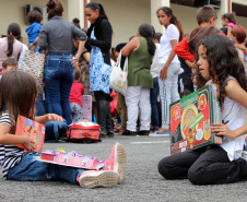Natal Solidário da PM presenteia mais de 180 crianças com brinquedos, brincadeiras e Papai Noel em Curitiba (PR) 