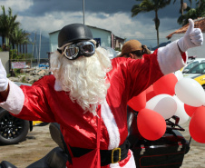  PM promove ação de Natal e encanta veranistas com entrega de doces e pintura de rosto em Guaratuba (PR), no Litoral do estado 