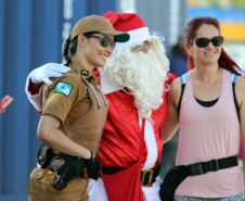  PM promove ação de Natal e encanta veranistas com entrega de doces e pintura de rosto em Guaratuba (PR), no Litoral do estado 