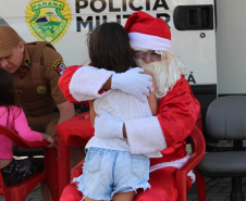  PM promove ação de Natal e encanta veranistas com entrega de doces e pintura de rosto em Guaratuba (PR), no Litoral do estado 