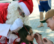  PM promove ação de Natal e encanta veranistas com entrega de doces e pintura de rosto em Guaratuba (PR), no Litoral do estado 