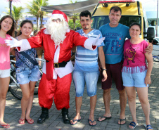  PM promove ação de Natal e encanta veranistas com entrega de doces e pintura de rosto em Guaratuba (PR), no Litoral do estado 