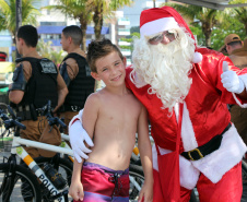  PM promove ação de Natal e encanta veranistas com entrega de doces e pintura de rosto em Guaratuba (PR), no Litoral do estado 