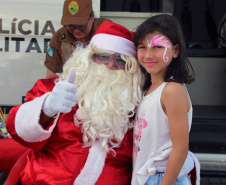  PM promove ação de Natal e encanta veranistas com entrega de doces e pintura de rosto em Guaratuba (PR), no Litoral do estado 
