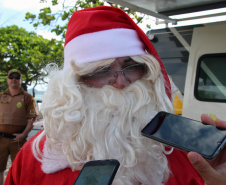  PM promove ação de Natal e encanta veranistas com entrega de doces e pintura de rosto em Guaratuba (PR), no Litoral do estado 