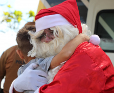  PM promove ação de Natal e encanta veranistas com entrega de doces e pintura de rosto em Guaratuba (PR), no Litoral do estado 