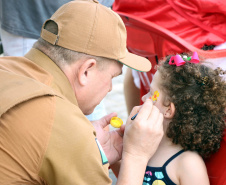  PM promove ação de Natal e encanta veranistas com entrega de doces e pintura de rosto em Guaratuba (PR), no Litoral do estado 