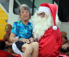  PM promove ação de Natal e encanta veranistas com entrega de doces e pintura de rosto em Guaratuba (PR), no Litoral do estado 