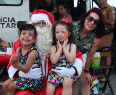  PM promove ação de Natal e encanta veranistas com entrega de doces e pintura de rosto em Guaratuba (PR), no Litoral do estado 