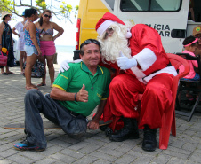  PM promove ação de Natal e encanta veranistas com entrega de doces e pintura de rosto em Guaratuba (PR), no Litoral do estado 