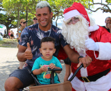  PM promove ação de Natal e encanta veranistas com entrega de doces e pintura de rosto em Guaratuba (PR), no Litoral do estado 
