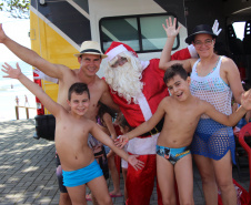  PM promove ação de Natal e encanta veranistas com entrega de doces e pintura de rosto em Guaratuba (PR), no Litoral do estado 