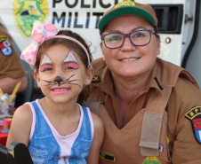  PM promove ação de Natal e encanta veranistas com entrega de doces e pintura de rosto em Guaratuba (PR), no Litoral do estado 