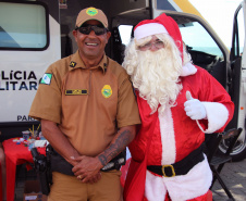  PM promove ação de Natal e encanta veranistas com entrega de doces e pintura de rosto em Guaratuba (PR), no Litoral do estado 