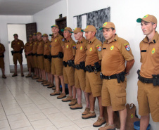 Policiais militares promovidos recebem novas divisas em Matinhos (PR)