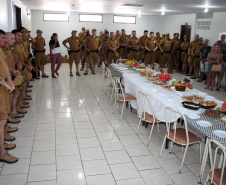 Policiais militares promovidos recebem novas divisas em Matinhos (PR)
