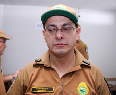 Policiais militares promovidos recebem novas divisas em Matinhos (PR)