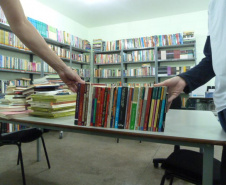 Estudantes visitam unidades de Londrina e doam livros ao Depen 