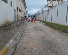 O Departamento Penitenciário do Paraná (Depen) assinou dois convênios com empresas privadas para empregar 36 detentos da Penitenciária Central do Estado – Unidade de Progressão (PCE-UP), localizada em Piraquara, na Região Metropolitana de Curitiba (RMC). Há cerca de um mês, tapetes higiênicos para cães e capachos estão sendo fabricados com mão de obra carcerária. A unidade também recebeu diversas melhorias estruturais, como pavimentação e novos espaços construídos pelos detentos.