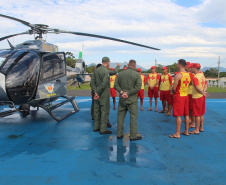 Céu e mar: Em conjunto, Corpo de Bombeiros e BPMOA fazem treinamento de guarda-vidas com apoio de aeronave em Matinhos