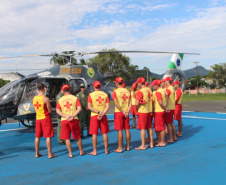 Céu e mar: Em conjunto, Corpo de Bombeiros e BPMOA fazem treinamento de guarda-vidas com apoio de aeronave em Matinhos