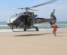 Céu e mar: Em conjunto, Corpo de Bombeiros e BPMOA fazem treinamento de guarda-vidas com apoio de aeronave em Matinhos