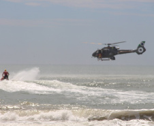 Céu e mar: Em conjunto, Corpo de Bombeiros e BPMOA fazem treinamento de guarda-vidas com apoio de aeronave em Matinhos