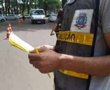 Bloqueio para orientar condutores e passageiros sobre regras e segurança no trânsito são feitas pela PM, em Cianorte (PR)