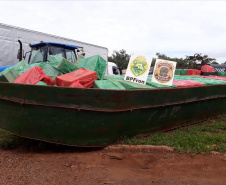  BPFron apreende embarcação carregada com 30 mil pacotes de cigarros em Foz do Iguaçu, no Oeste do estado