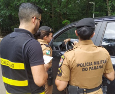 Bloqueio para orientar condutores e passageiros sobre regras e segurança no trânsito são feitas pela PM, em Cianorte (PR)