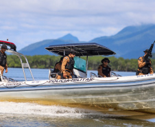 Comunidades que vivem em ilhas e áreas isoladas da Costa Leste do Paraná recebem atenção especial da PM