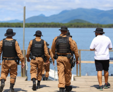 Comunidades que vivem em ilhas e áreas isoladas da Costa Leste do Paraná recebem atenção especial da PM