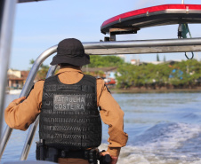Comunidades que vivem em ilhas e áreas isoladas da Costa Leste do Paraná recebem atenção especial da PM