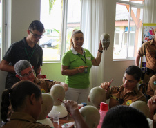 Policiais militares voluntários participam de oficina de pintura de rosto em Guaratuba