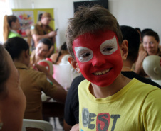 Policiais militares voluntários participam de oficina de pintura de rosto em Guaratuba